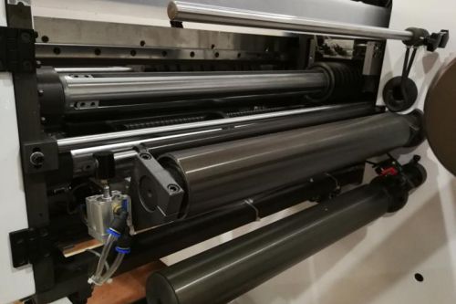Machine automatique de refendage et de rembobinage à grande vitesse