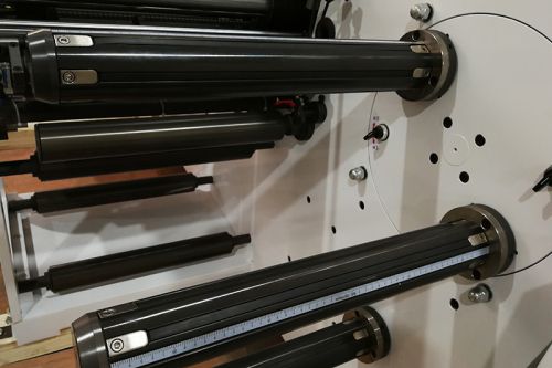 Machine automatique de refendage et de rembobinage à grande vitesse